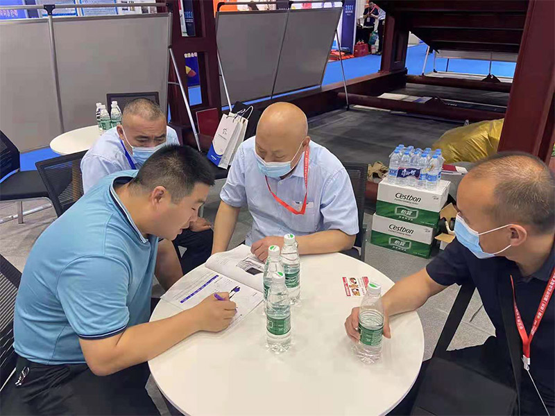 技術工程師為客戶解疑答惑 技術工程師為客戶解疑答惑