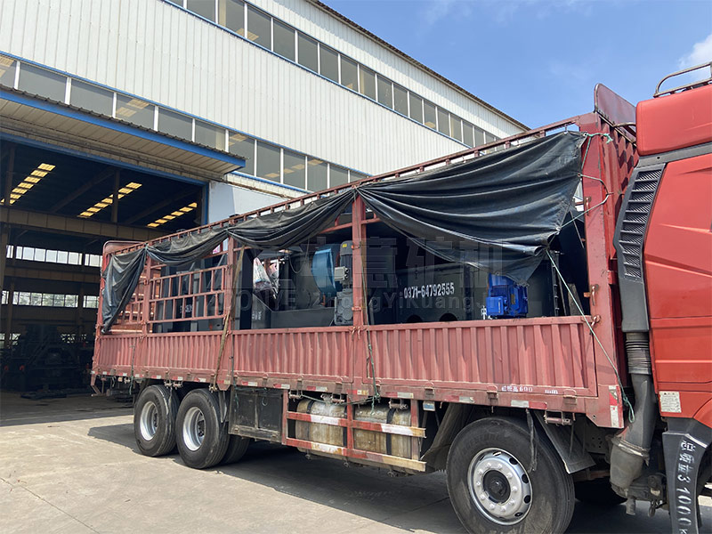 準(zhǔn)備發(fā)貨的階梯式滾軸篩、振動給給料機